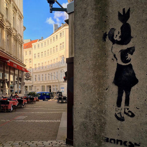 Zeitgenössische Skulptur<br> Bomb Love Banksy-Statue