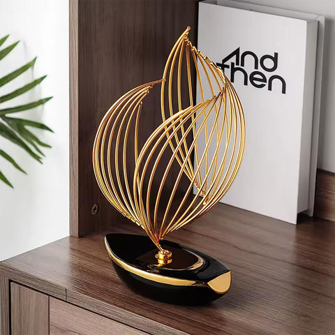 Abstrakte Bootsstatue in Schwarz und Gold – 30 cm