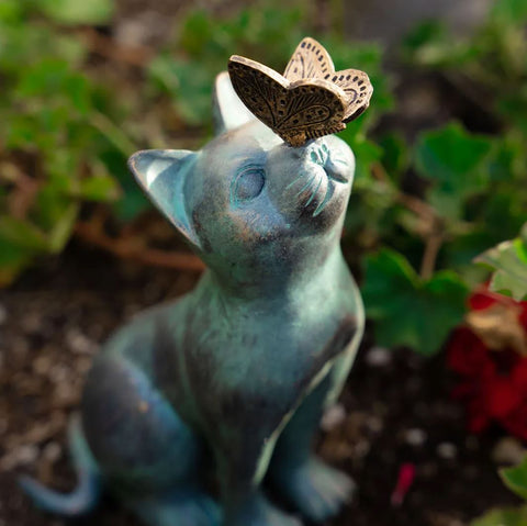 Statue Katze mit Schmetterling für den Außenbereich 20 cm