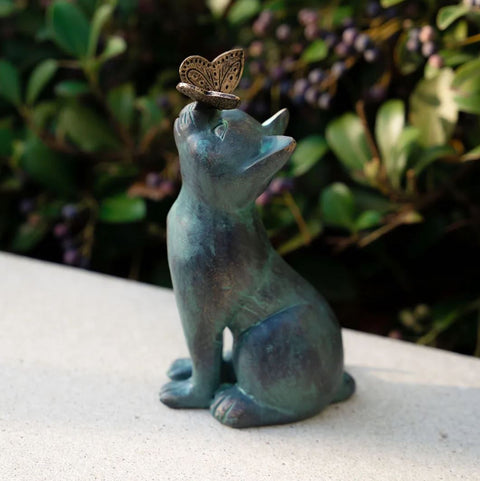 Statue Katze mit Schmetterling für den Außenbereich 20 cm