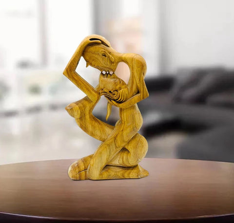 Hölzerne Paarumarmungsstatue 23 cm