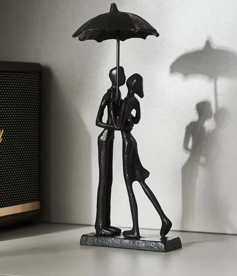 Paarstatue im Regen aus Metall 26 cm
