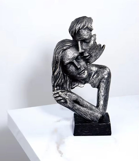 Designerstatue eines umarmenden Paares, 29 cm