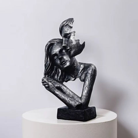 Designerstatue eines umarmenden Paares, 29 cm