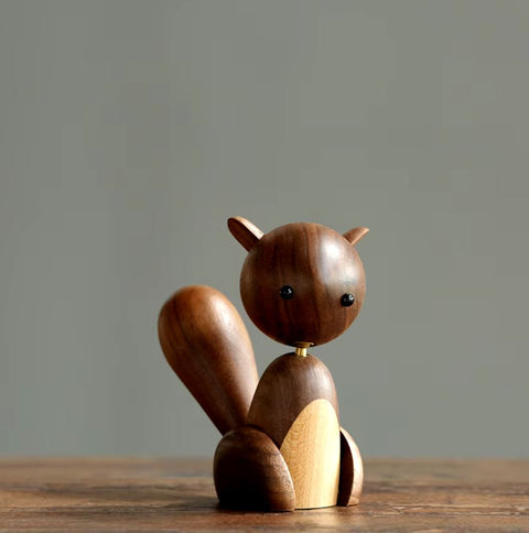 Eichhörnchen Statue nordischen Stil aus Holz 11 cm