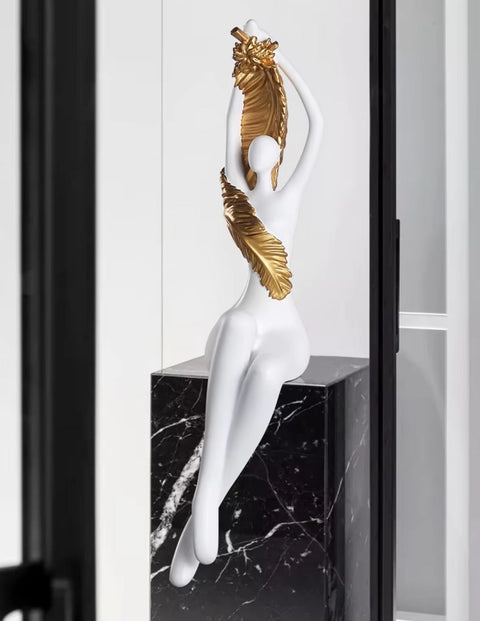 Moderne Frauenstatue aus Kunstharz – weiß, 55 cm