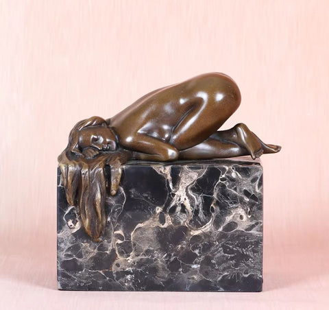 Bronzestatue einer schlafenden nackten Frau, 13 cm