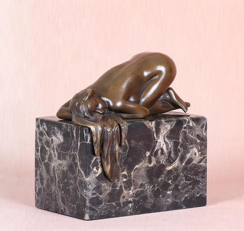 Bronzestatue einer schlafenden nackten Frau, 13 cm