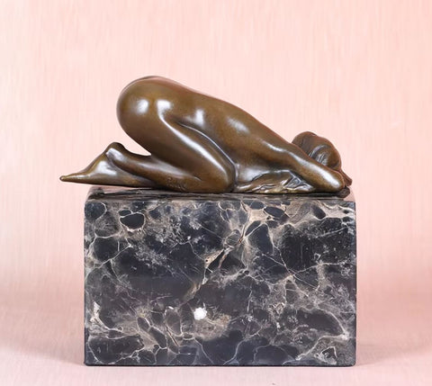 Bronzestatue einer schlafenden nackten Frau, 13 cm
