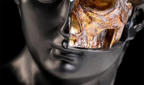Schwarze griechische Statue, goldener Totenkopf 28 cm
