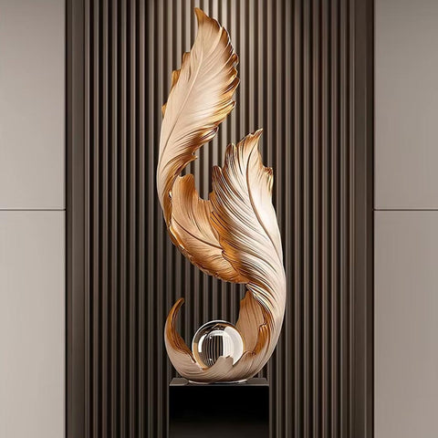 Designerstatue mit weißer Feder auf einem Sockel – 68 cm