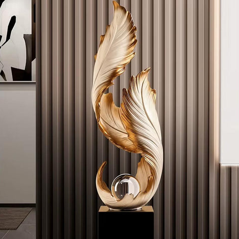 Designerstatue mit weißer Feder auf einem Sockel – 68 cm