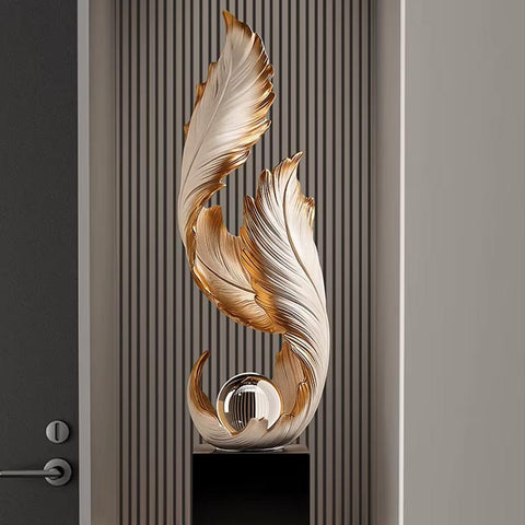 Designerstatue mit weißer Feder auf einem Sockel – 68 cm