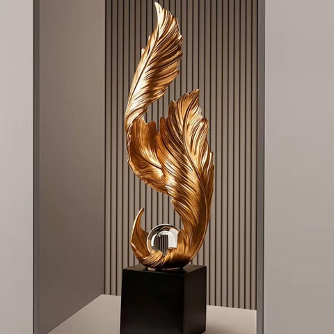 Goldene Feder-Designerstatue auf Sockel – 68 cm