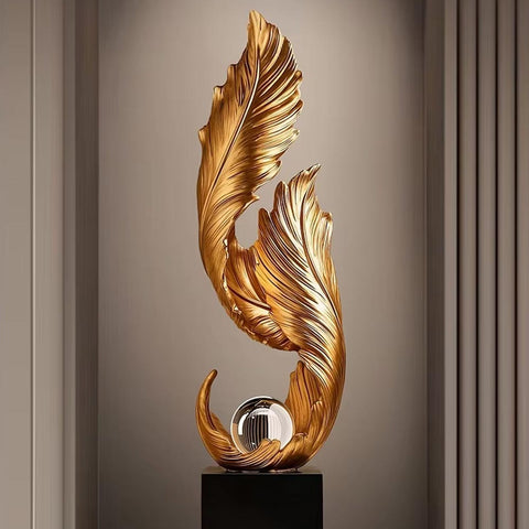 Goldene Feder-Designerstatue auf Sockel – 68 cm