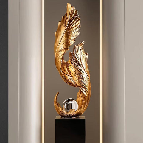 Goldene Feder-Designerstatue auf Sockel – 68 cm