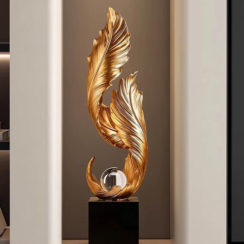 Goldene Feder-Designerstatue auf Sockel – 68 cm