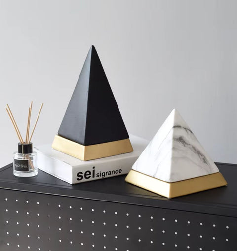 Pyramidenstatue aus Keramik, weiß und vergoldet 14 cm