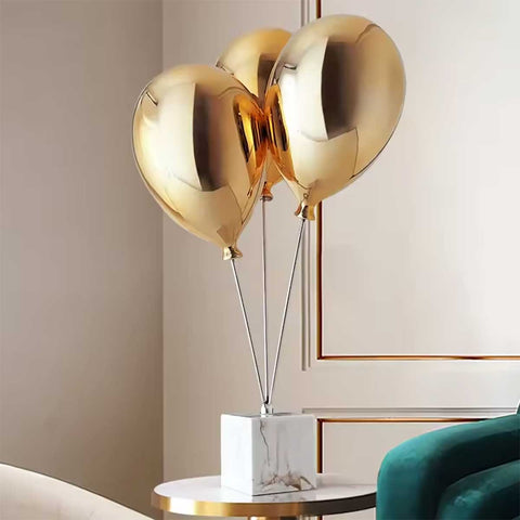 Goldene Ballonfigur auf weißem Marmorsockel – Dekorative Skulptur, 67 cm