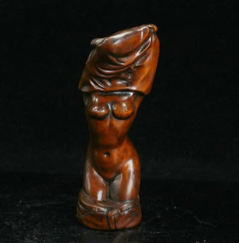 Nackte Frau aus Holz, 9 cm