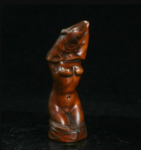 Nackte Frau aus Holz, 9 cm