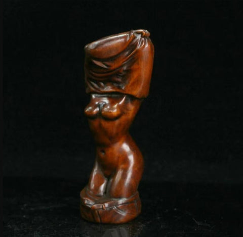 Nackte Frau aus Holz, 9 cm
