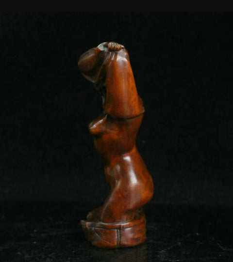 Nackte Frau aus Holz, 9 cm
