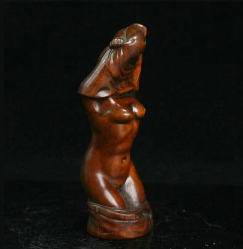 Nackte Frau aus Holz, 9 cm
