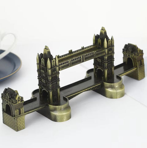 Metall-Tower-Bridge-Statue