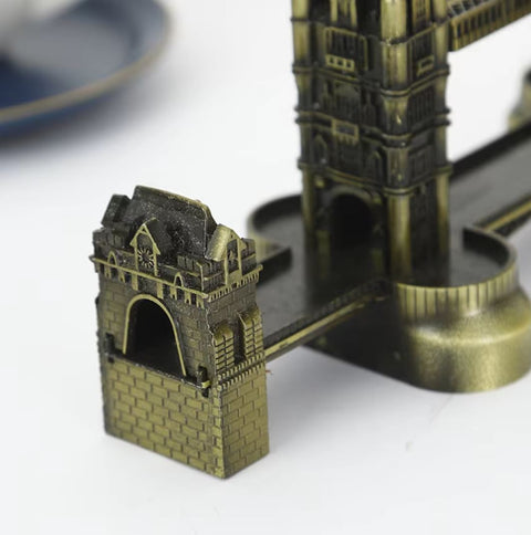 Metall-Tower-Bridge-Statue
