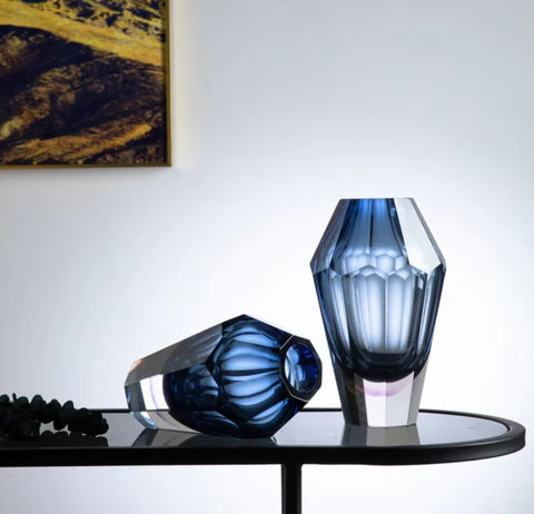 Blaue Vase in Diamantform, aus Glas 19 cm