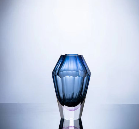 Blaue Vase in Diamantform, aus Glas 19 cm