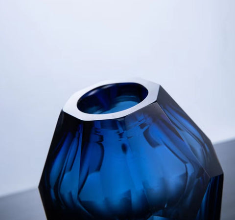 Blaue Vase in Diamantform, aus Glas 19 cm
