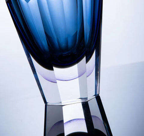 Blaue Vase in Diamantform, aus Glas 19 cm