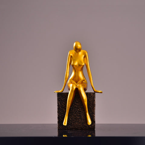 Frauenstatue<br> Zeitgenössisch sitzend