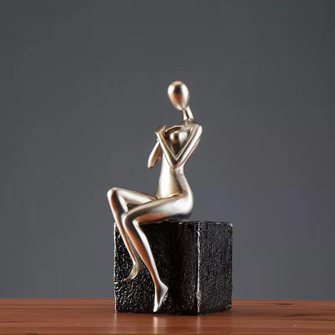 Frauenstatue<br> Zeitgenössisch sitzend