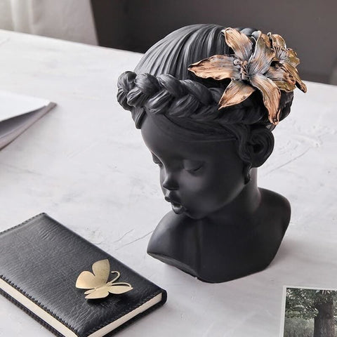 Frauenstatue<br> Moderner Engel und Schmetterling