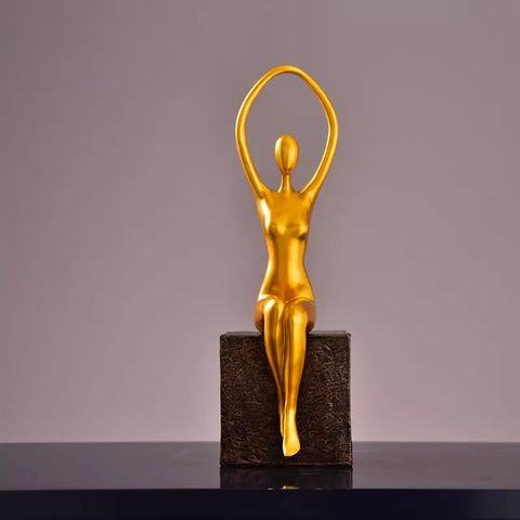Frauenstatue<br> Zeitgenössisch sitzend