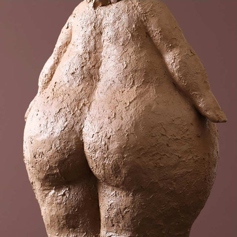 Runde Frauenstatue<br> Ton 18 / 27 cm