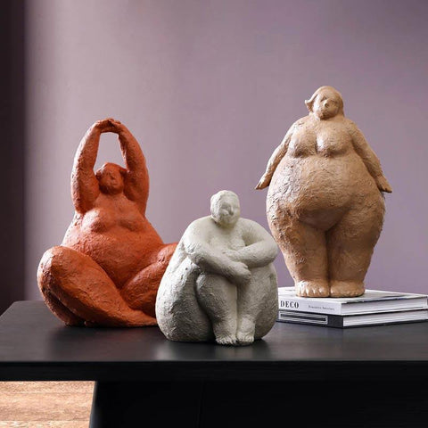 Runde Frauenstatue<br> Ton 18 / 27 cm